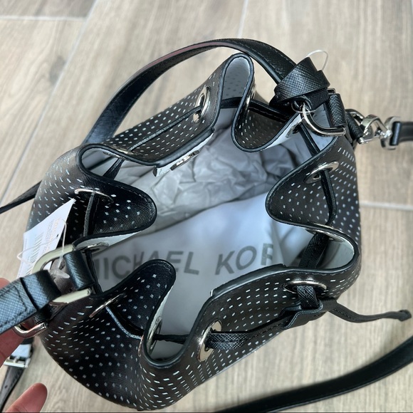 Michael Kors Greenwich Medium Bucket - Picture 7 of 9